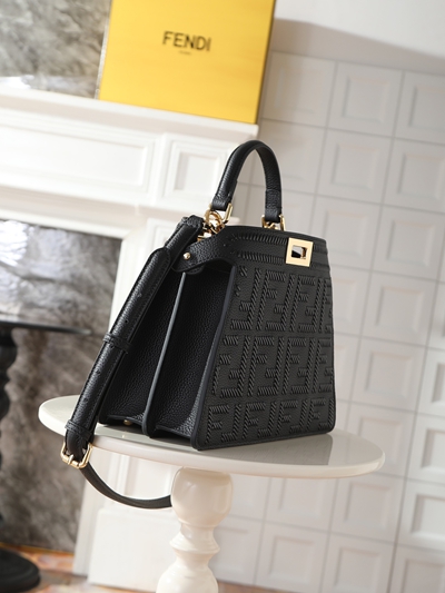 フェンディバッグ背面デザイン